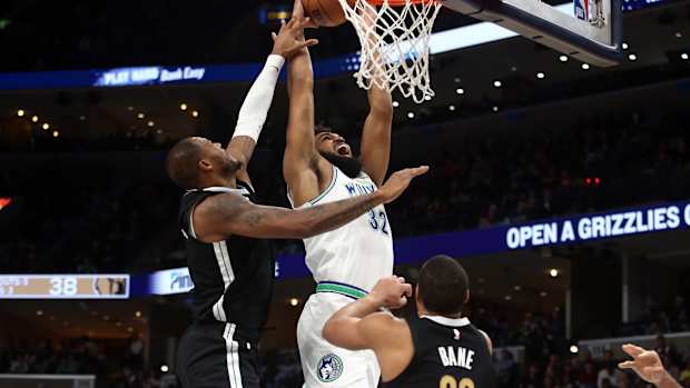 Karl-Anthony Towns dunks